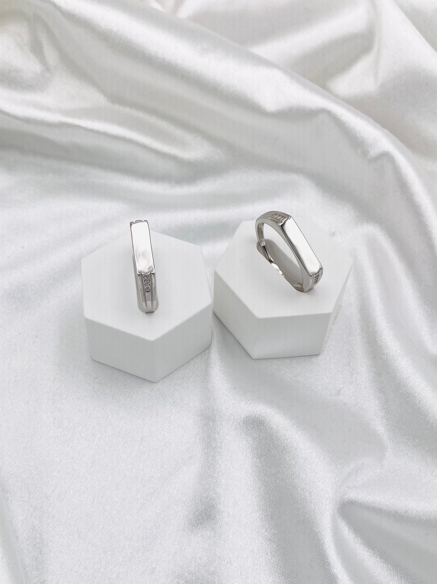 Unisex Sleek Silver Ring UR07