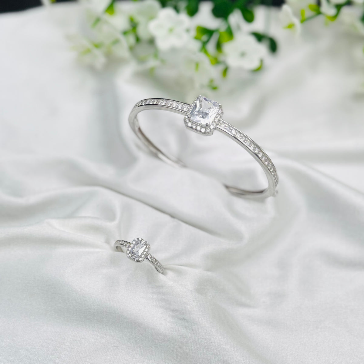 Women Single Solitaire Bracelet In Silver LKB26