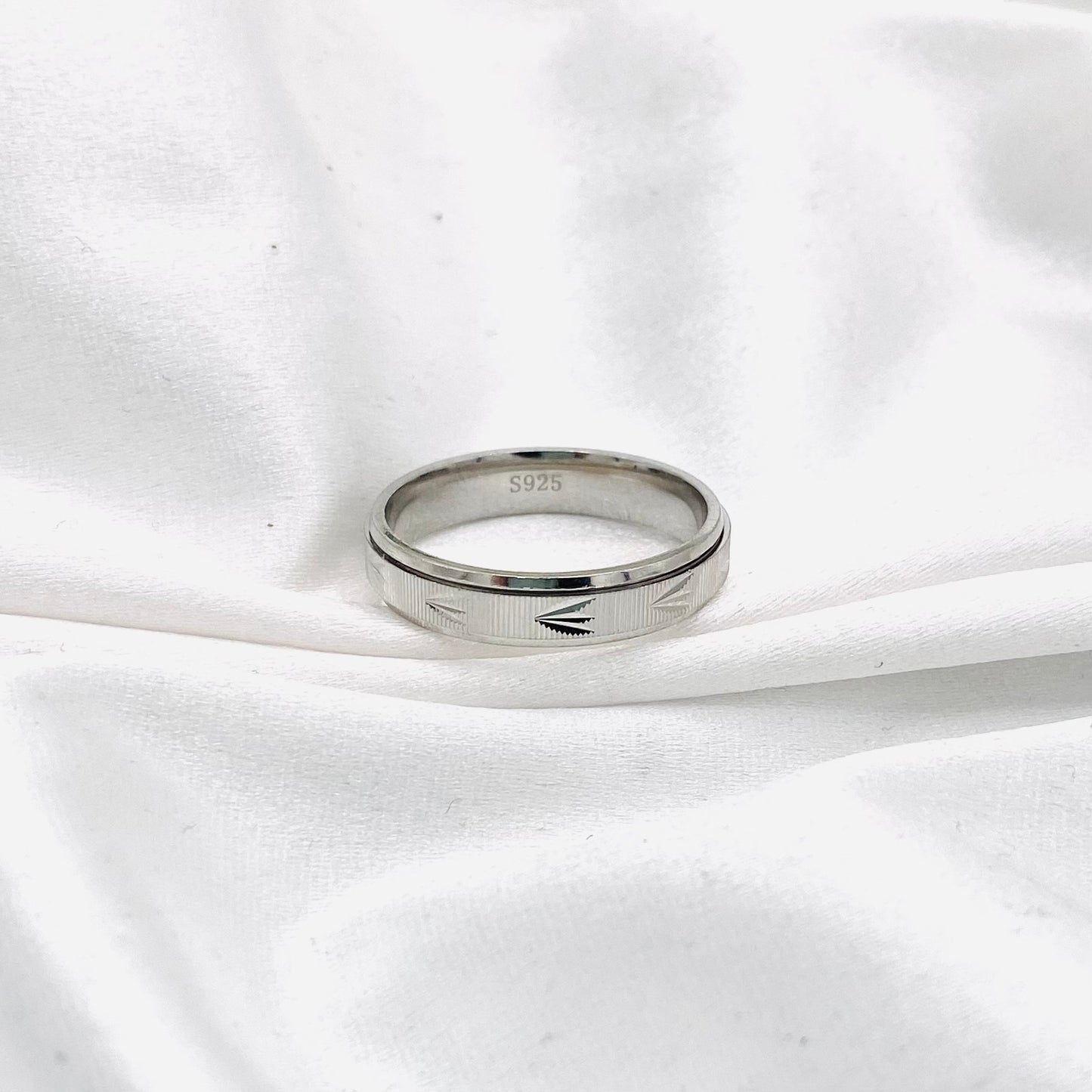Unisex Spinner/stress relief Bands In Sterling Silver URS47
