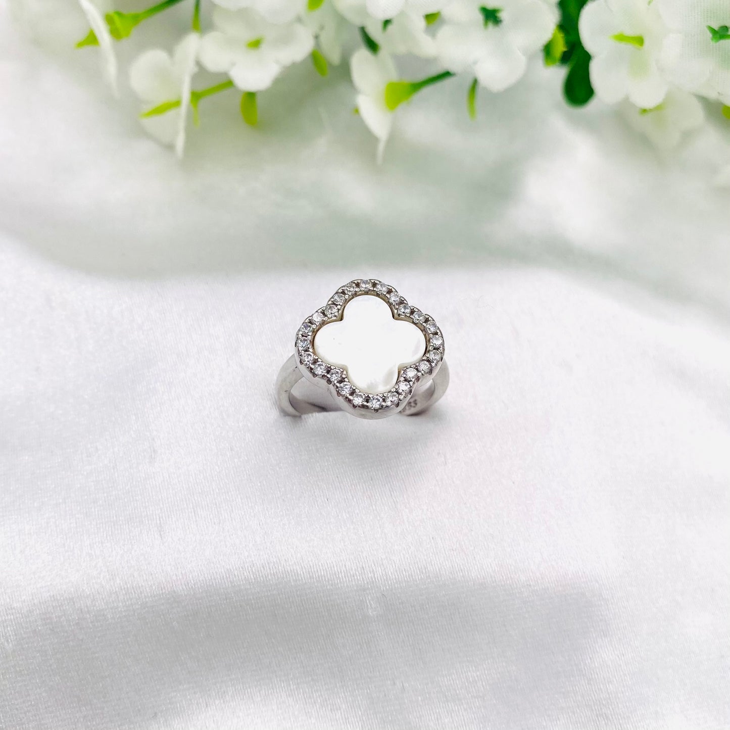 Women Silver Clover Ring In white WRI21