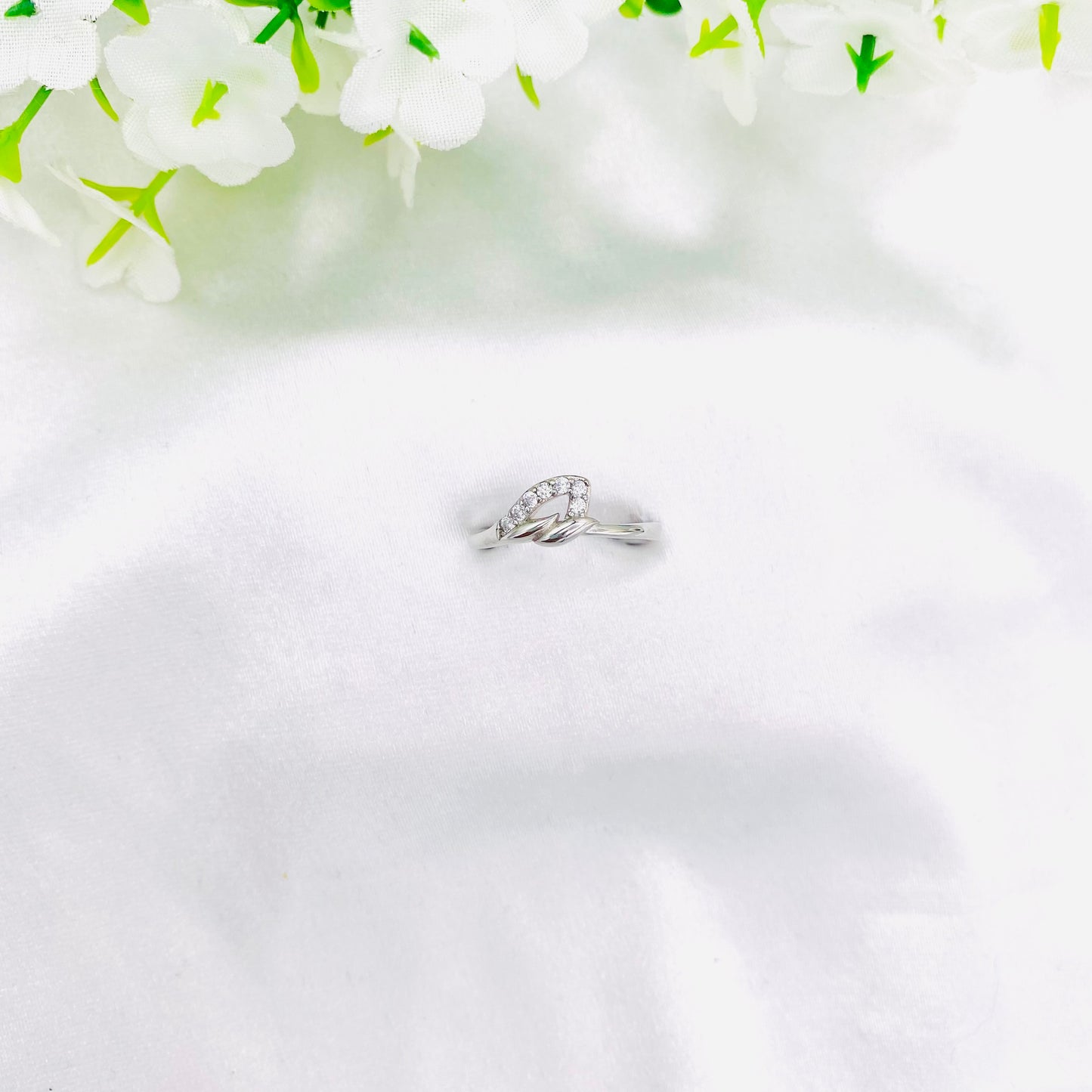 Women Sleek Silver Ring WRI101