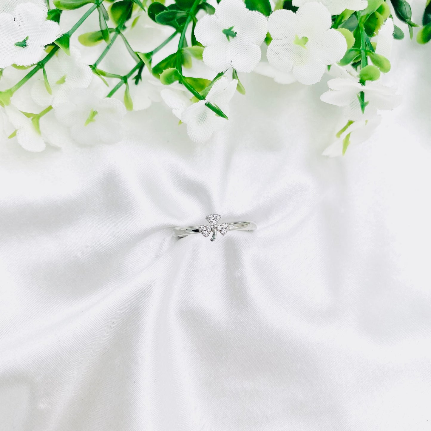 Women Sleek Silver Ring WRI180