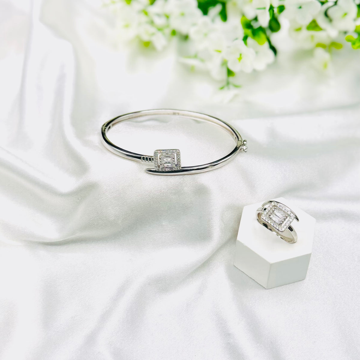 Women Solitaire Bracelet With Lock In Silver LKB28