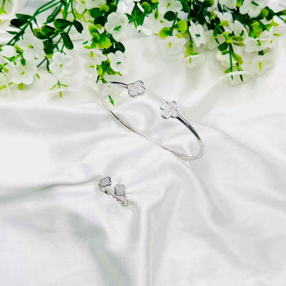 Women Clover Bracelet In Silver LKB25