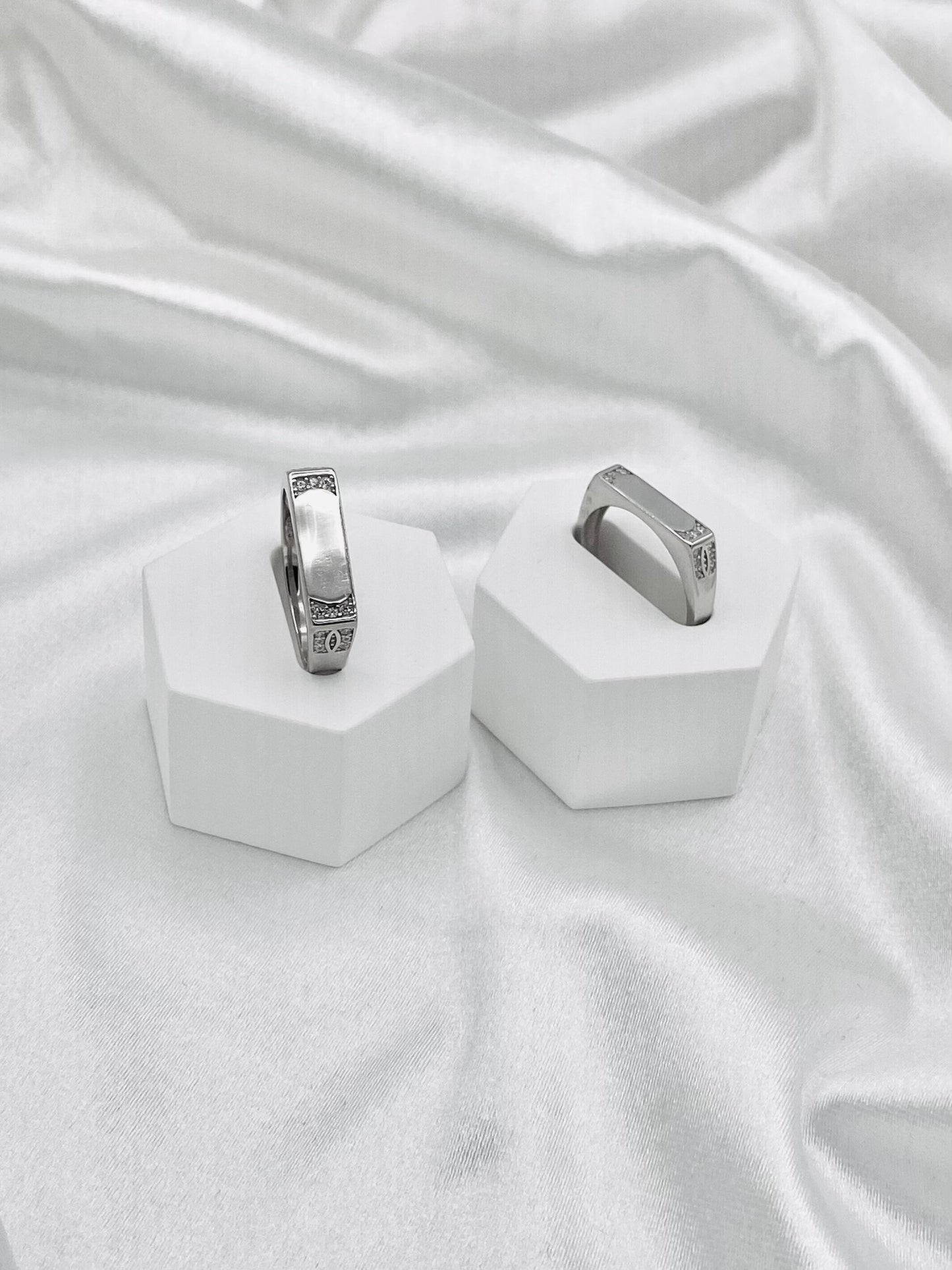 Unisex Sleek Silver Ring UR07