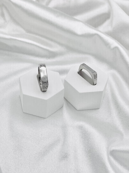 Unisex Sleek Silver Ring UR07