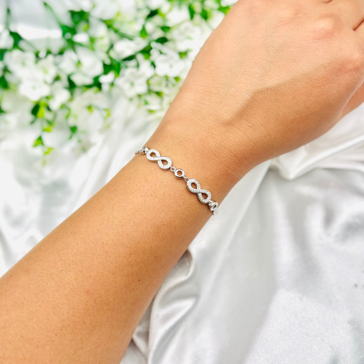 Damen Infinity Armband aus italienischem 925er Sterlingsilber mit Moissaniten WBI31