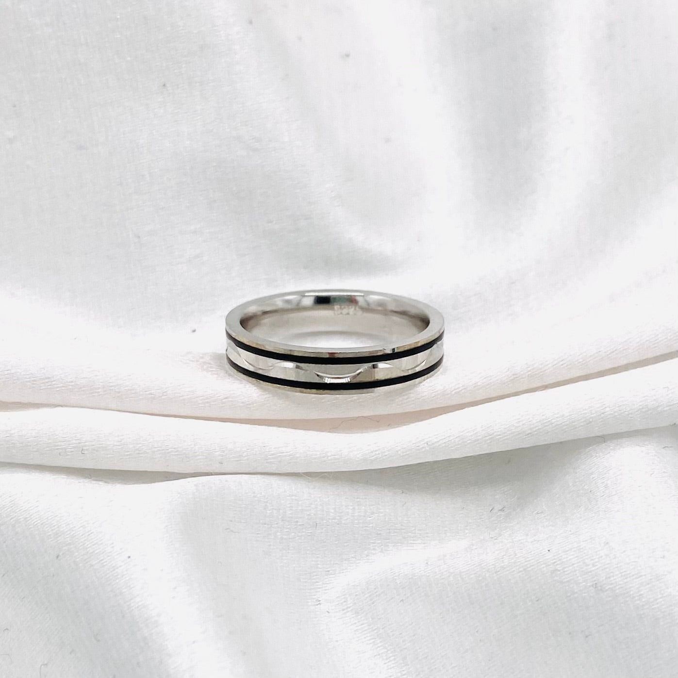 Unisex Black Enamel Silver Ring URS06