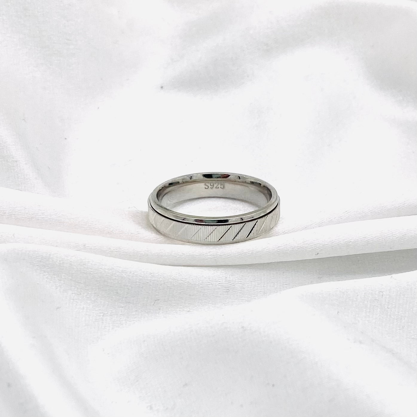 Unisex Spinner/stress relief Bands In Sterling Silver URS46