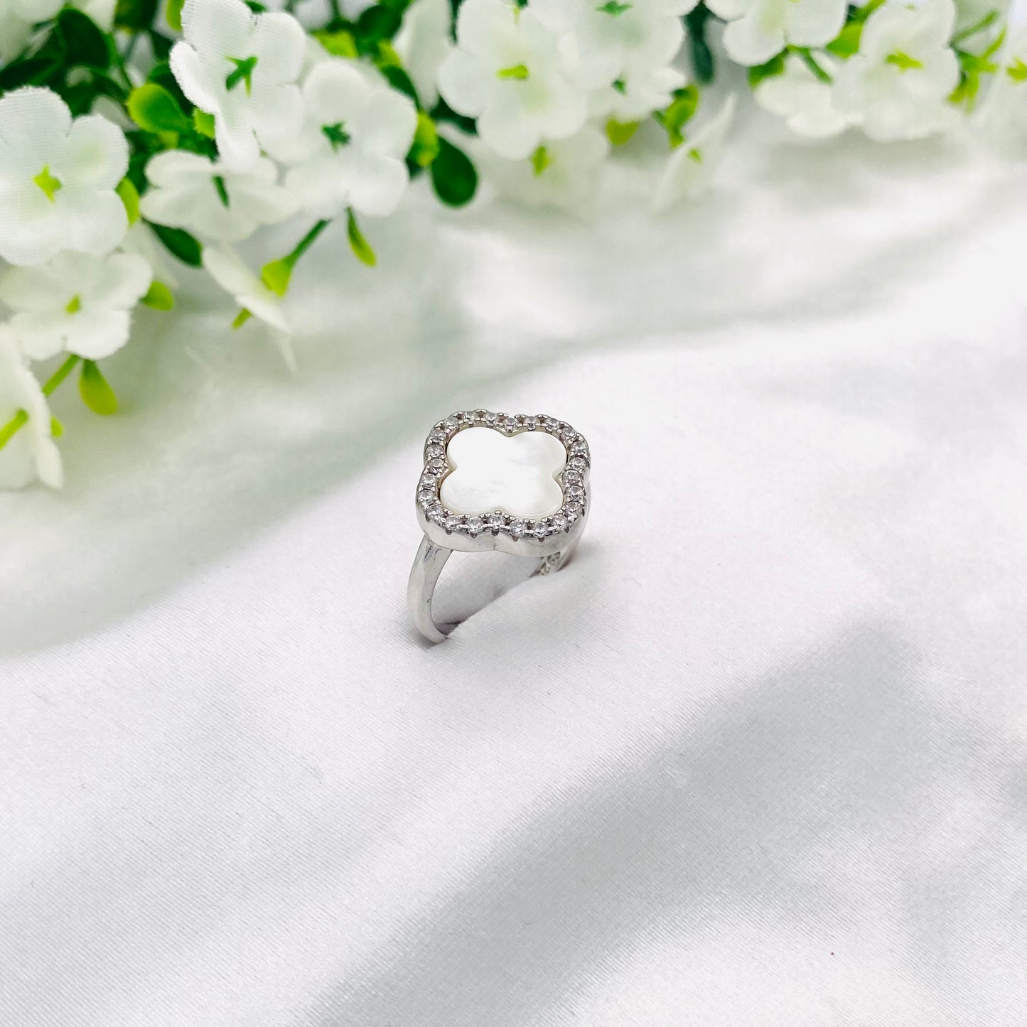 Women Silver Clover Ring In white WRI21
