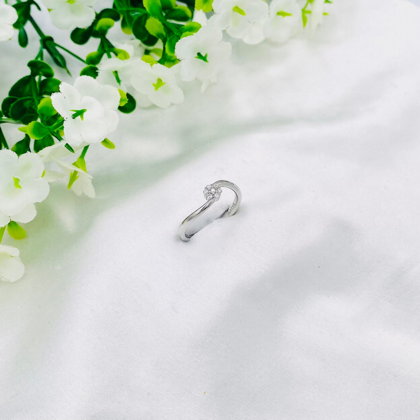 Women Sleek silver Ring WRI57