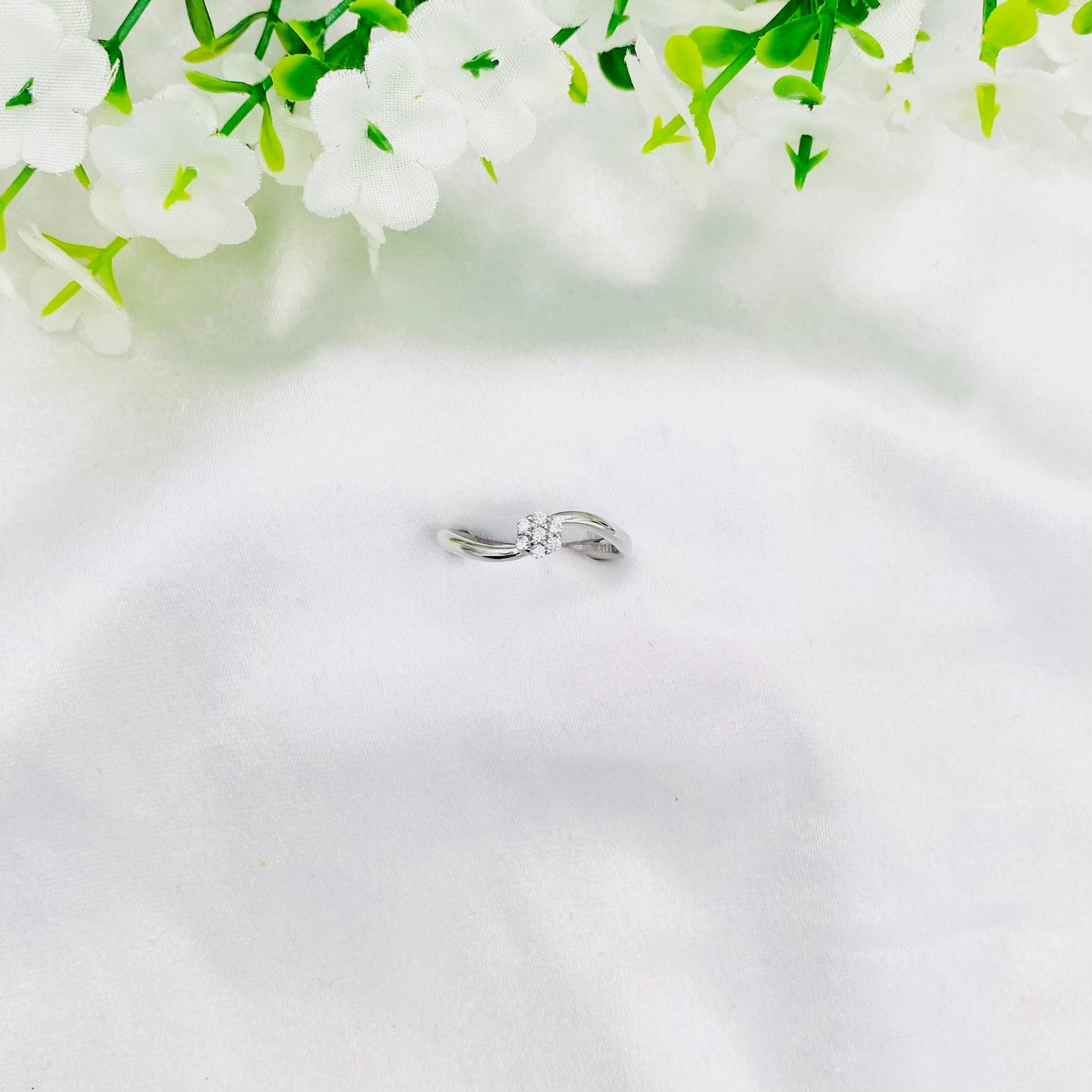 Women Sleek silver Ring WRI61