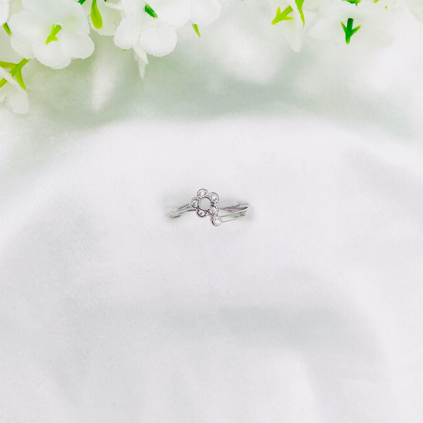 Women Sleek silver Ring WRI67