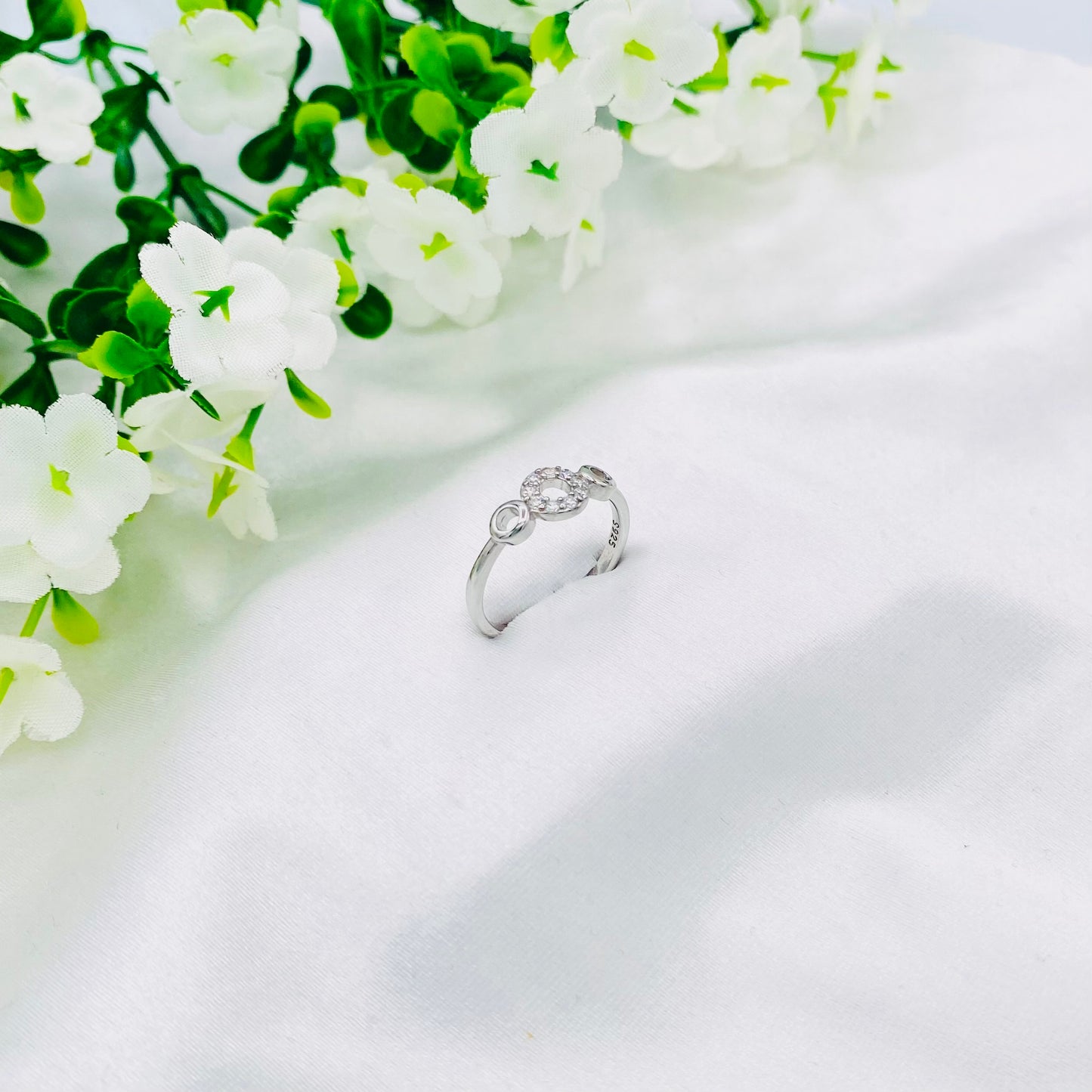 Women Sleek Silver Ring WRI84