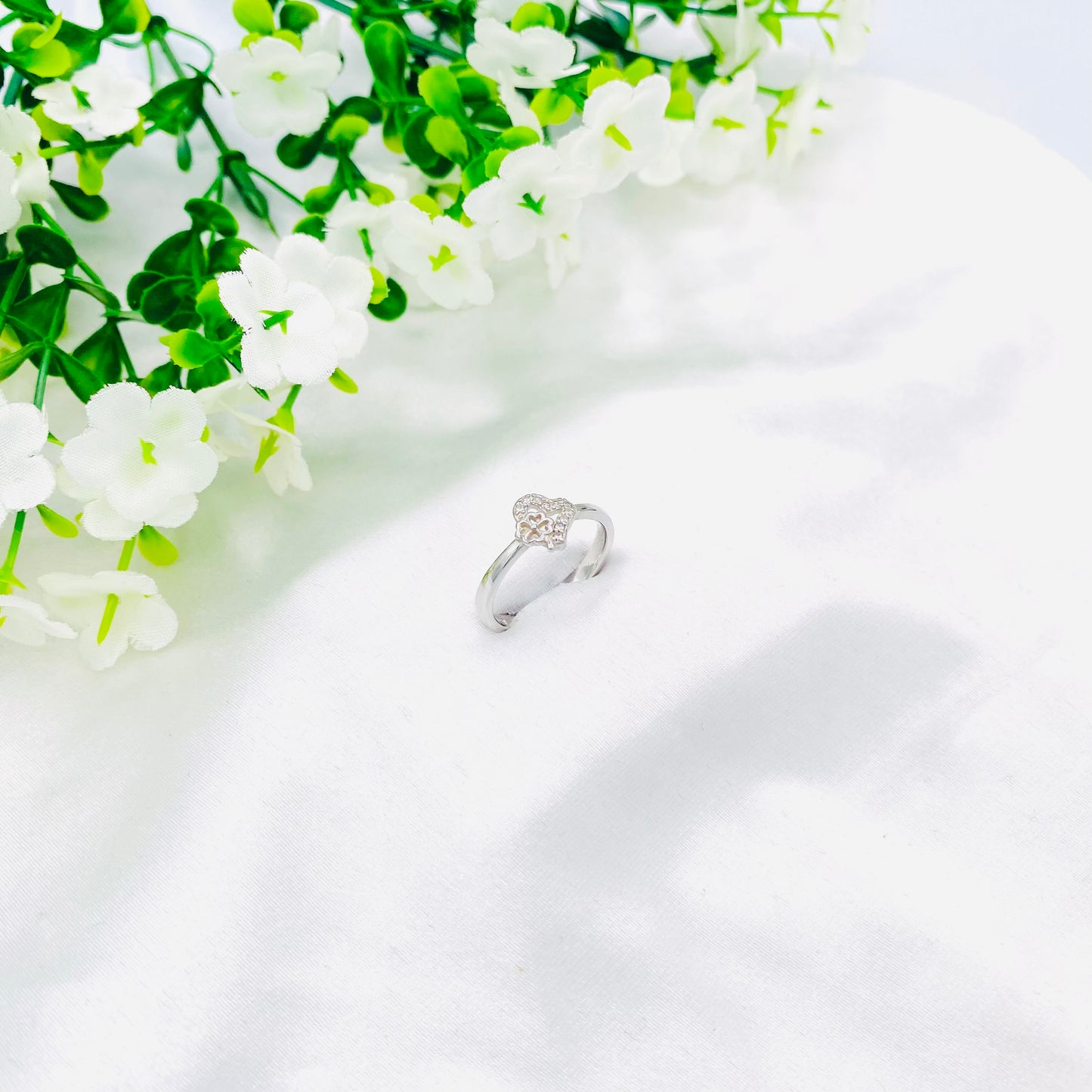 Women Sleek Silver Ring WRI103