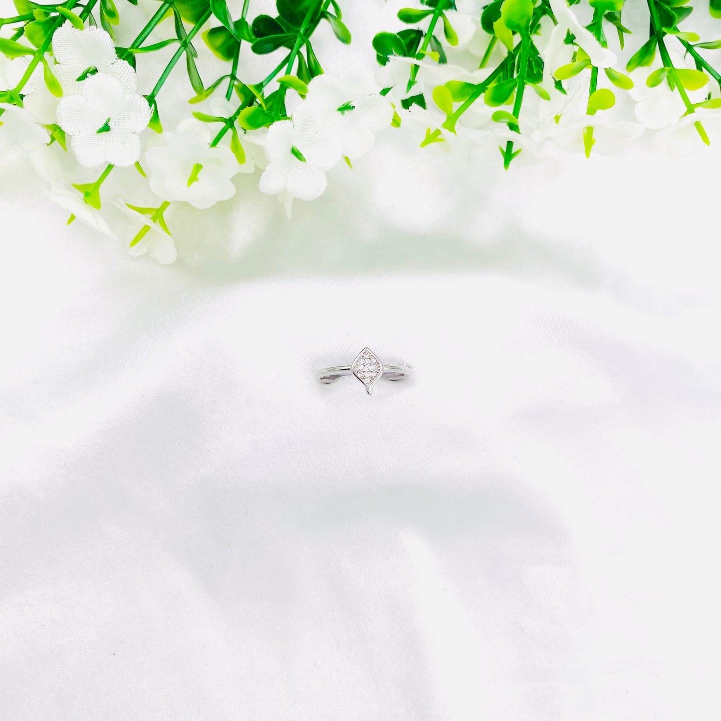 Women Sleek Silver Ring WRI104